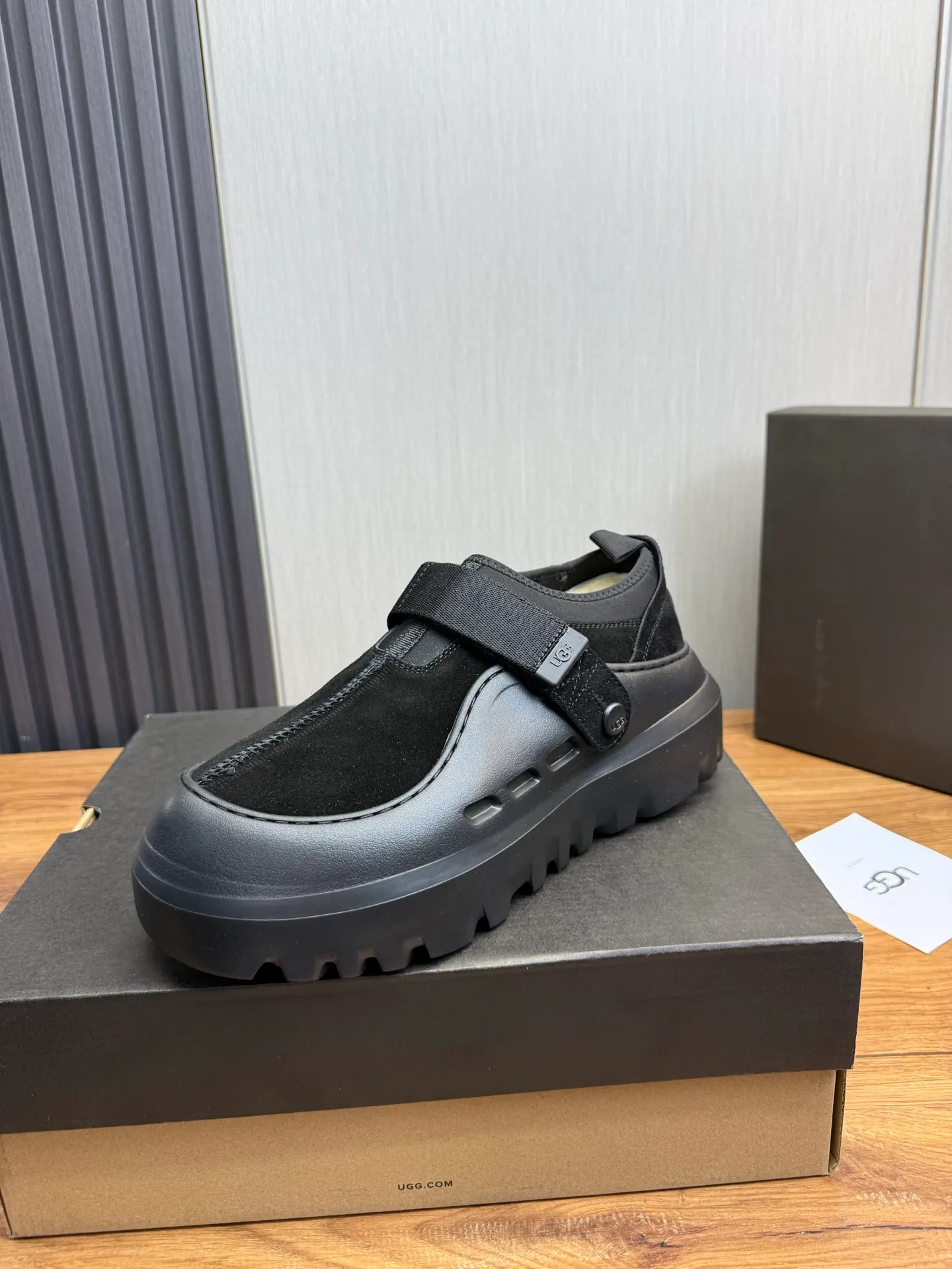 Men's shoes💰580💰Couples💖 New UGG fur integrated men's simple and fashionable snow boots. The most worth buying at the end of this year are warm casual shoes. Whether you are out and about at home, their comfortable and warm performance will be your most suitable fashion companion! The material is cowhide upper and imported wool is used inside. Warm and comfortable! The eva+ rubber patch outsole is cushioned, non-slip and wear-resistant, and has good elasticity. It is light and wear-resistant, comfortable and soft, and the new simple cut is more fashionable. It has both practicality and fashion sense, so you no longer have to worry about how to match it in winter, while still maintaining your fashionable taste. High-quality genuine wool. Look at the details for the material! Size: 35-40-41-42-43-44-44 sneaker size